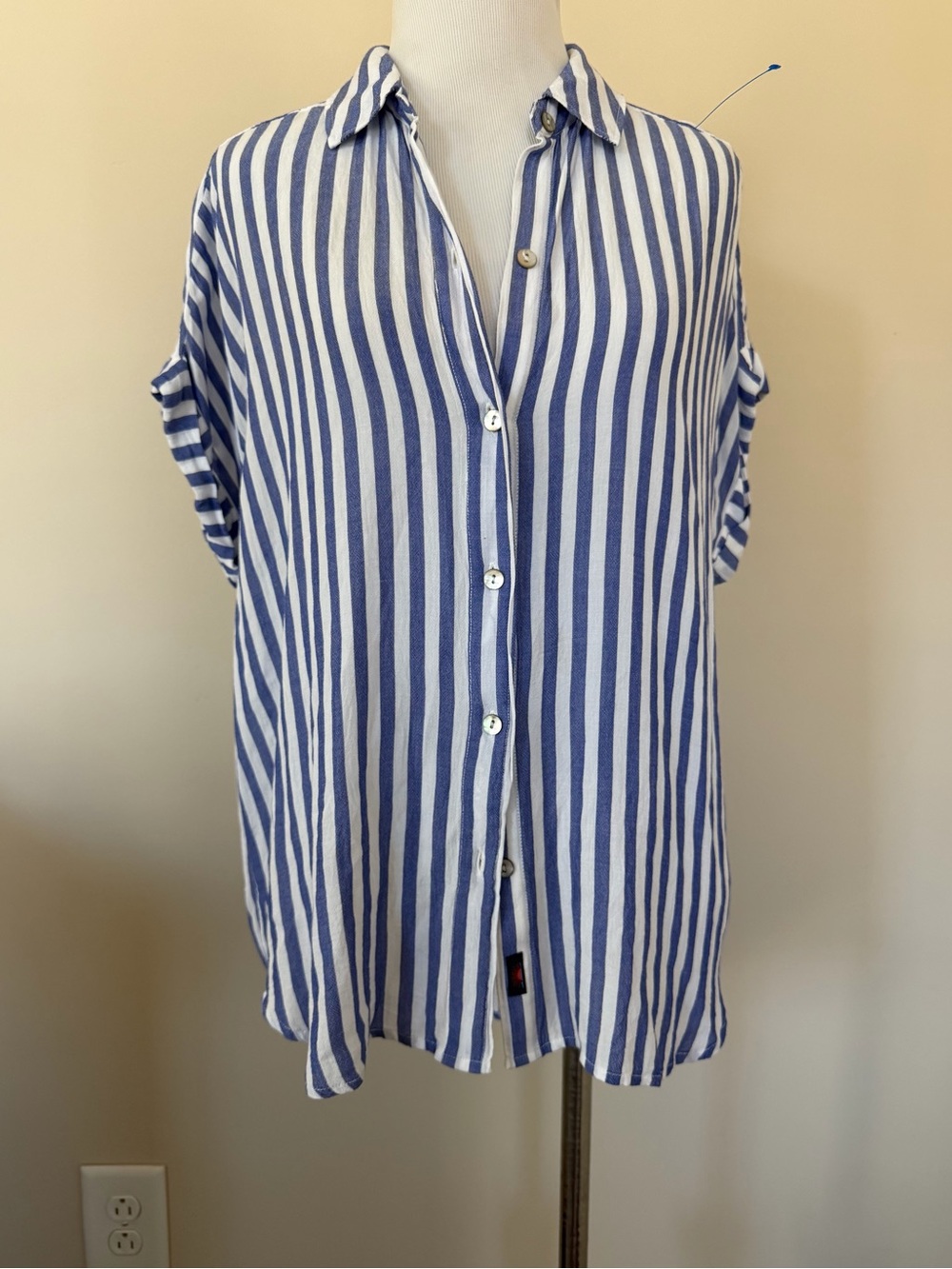 Faherty woman’s blue white striped button down short sleeve top shirt -Medium